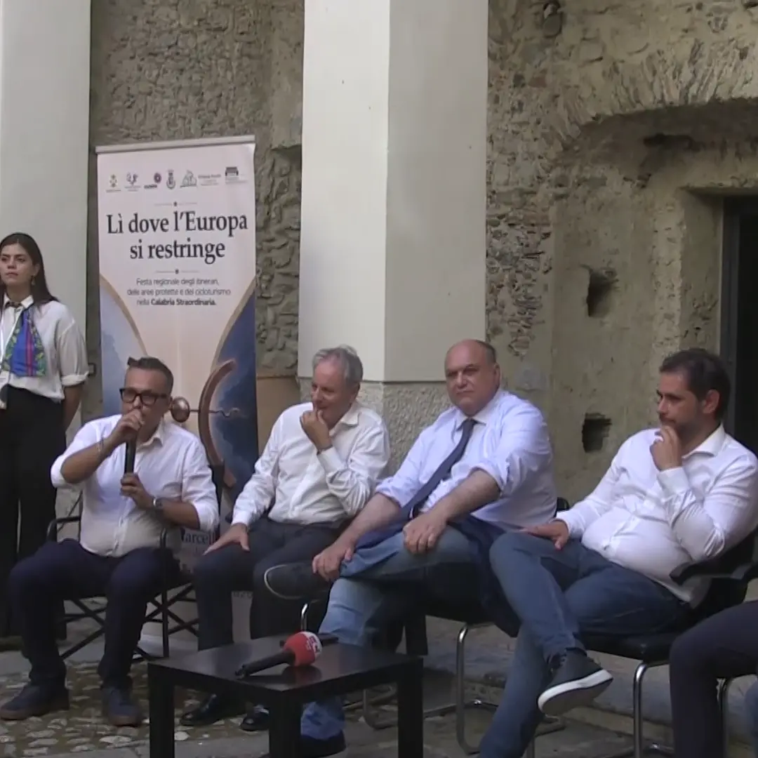 <p>Parte il progetto di una ciclovia nel <span style=\"color:hsl(0, 75%, 60%);\">punto più stretto d’Europa</span>: a fine 2027 in bici dallo Jonio di Soverato alla Baia tirrenica degli Dei</p>