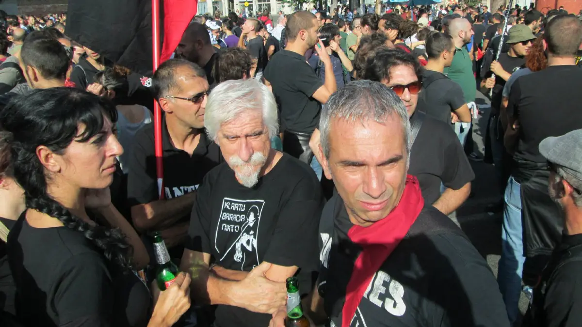 Gli inconfondibili baffi di Francesco Cirillo durante un corteo