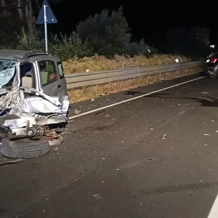 Scontro tra due auto sulla 106 a Sellia Marina:\u00A0morto un giovane, altre due persone ferite\n