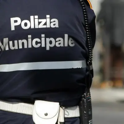 Reggio, la Polizia Locale chiude esercizio pubblico abusivo:\u00A0operava senza titolo per somministrare\u00A0alimenti e bevande\n