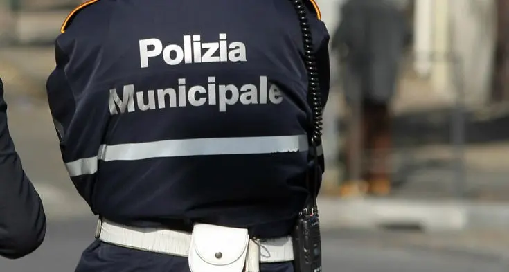 Reggio, la Polizia Locale chiude esercizio pubblico abusivo:\u00A0operava senza titolo per somministrare\u00A0alimenti e bevande\n