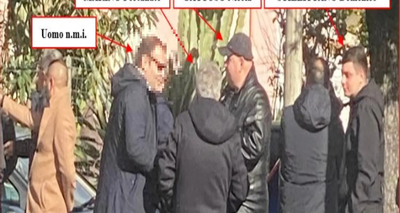 <p>L'«<span style=\"color:hsl(0, 75%, 60%);\">architetto</span>» della 'ndrangheta, il ciondolo della massoneria e i rapporti con la politica: «Comando da trent'anni»</p>