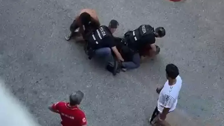 <p>Il momento in cui l'uomo viene ammanettato (Ansa) </p>\\n