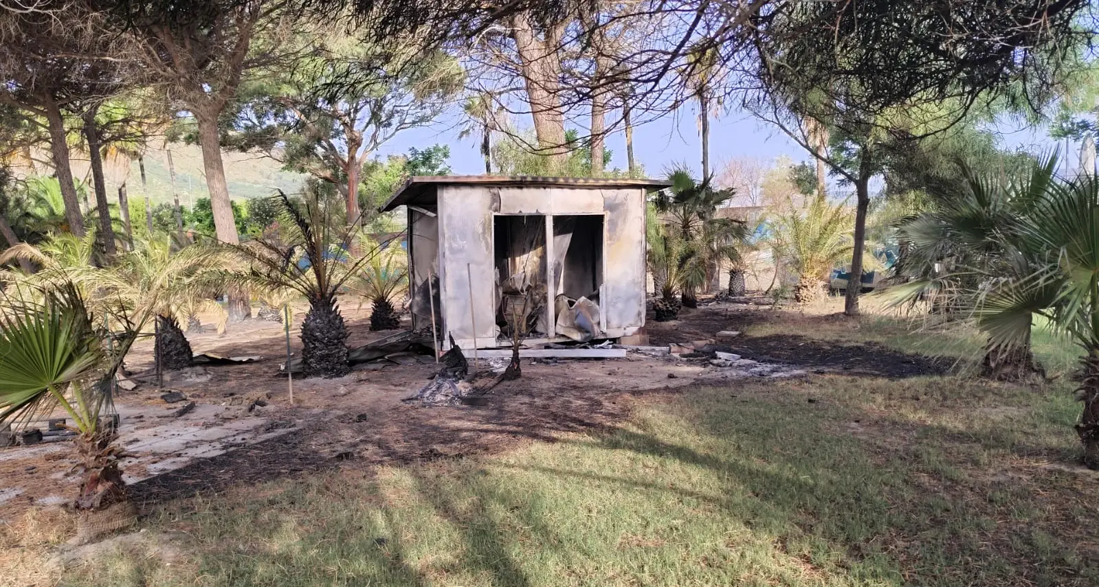 Il fuoco non spegne la passione: appello per la rinascita di Copa Bay Surf dopo il devastante incendio a Squillace Lido\n