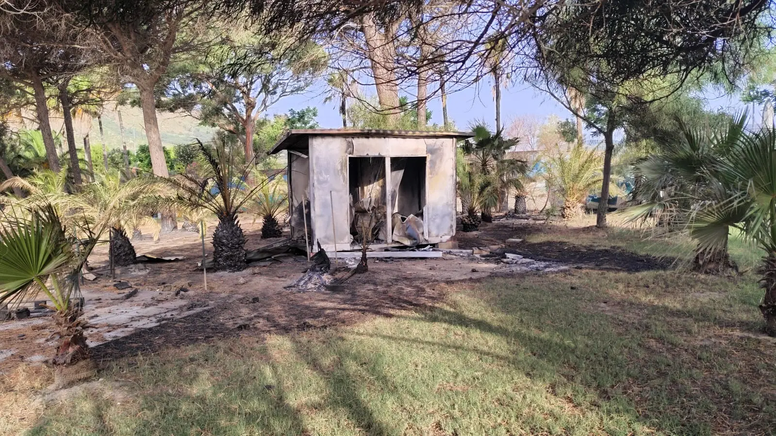 Il fuoco non spegne la passione: appello per la rinascita di Copa Bay Surf dopo il devastante incendio a Squillace Lido\n