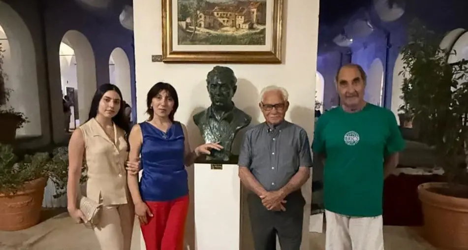 <p>Tesori da ammirare: l'autoritratto scultoreo di Luigi Verrino nel Chiostro del complesso monumentale San Domenico di Taverna</p>