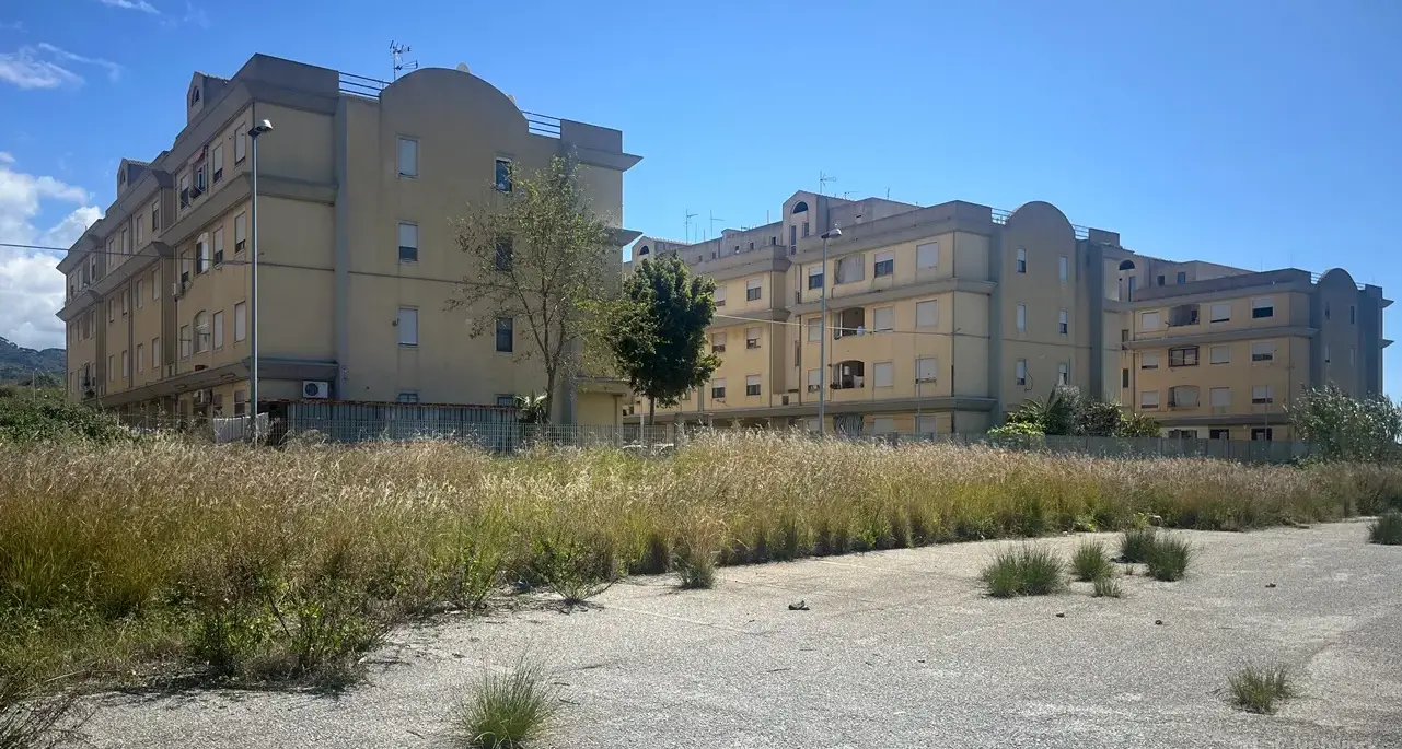 <p>Edilizia sociale in Calabria, Legacoop: «Cantieri fermi e mille alloggi bloccati, a rischio oltre 30 milioni»</p>