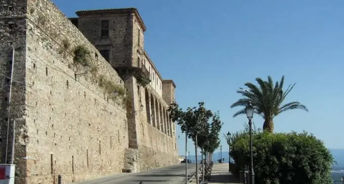 Nicotera, il sindaco Marasco boccia l’acquisto di\u00A0Castello Ruffo: «Tre milioni? Follia, troviamo un imprenditore che lo valorizzi»\n