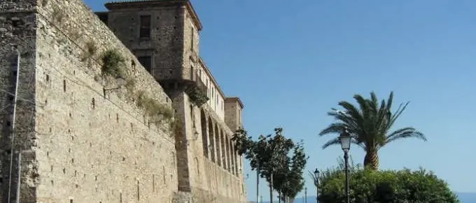 Castello Ruffo in vendita a 3,8 milioni, Polito chiama le istituzioni: «Nicotera non può perdere il suo simbolo più importante»\n
