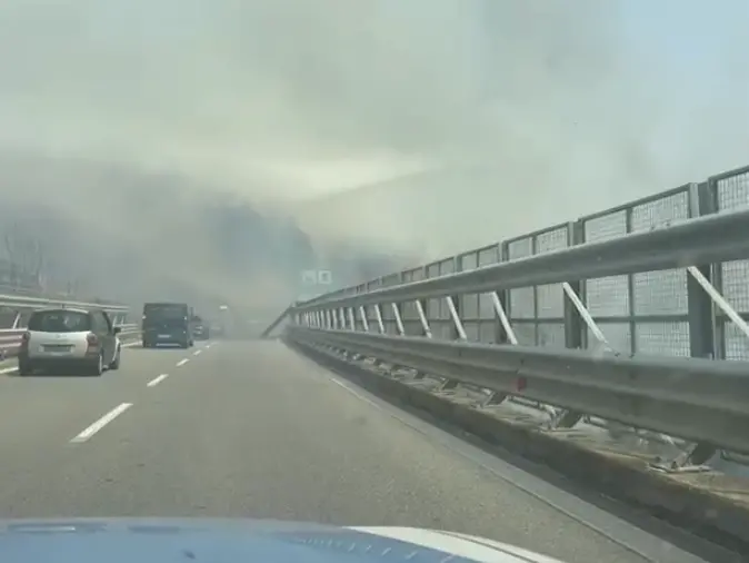 Grosso incendio nel Cosentino, chiusa l’autostrada tra Morano Calabro e Frascineto
