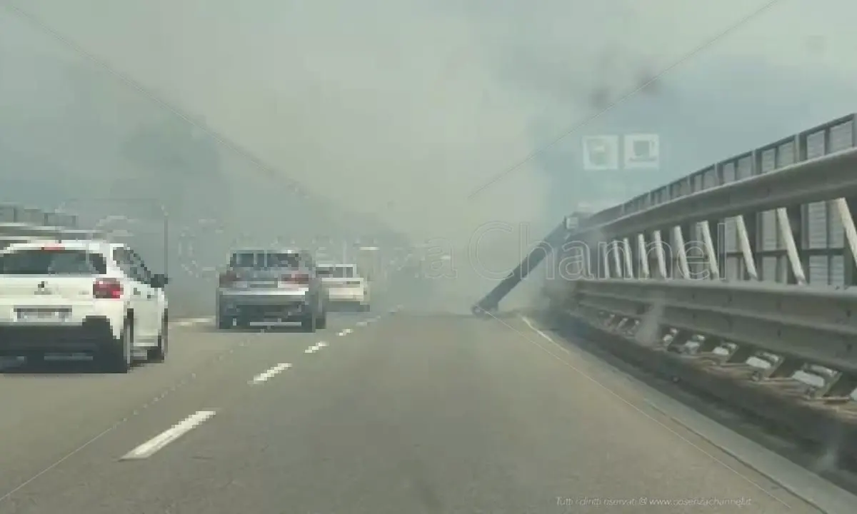 A2, incendio tra Morano Calabro e Frascineto: chiusa la carreggiata verso sud | VIDEO