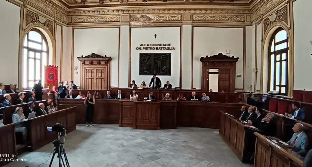 Dal ricordo di Borsellino ai primi scontri in Aula: prende il via a Palazzo San Giorgio la consiliatura Cannizzaro\n