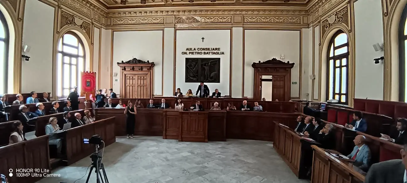 Dal ricordo di Borsellino ai primi scontri in Aula: prende il via a Palazzo San Giorgio la consiliatura Cannizzaro\n