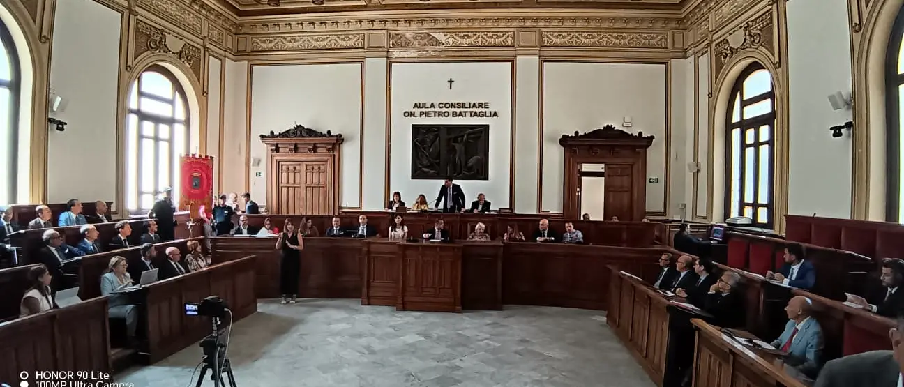 Dal ricordo di Borsellino ai primi scontri in Aula: prende il via a Palazzo San Giorgio la consiliatura Cannizzaro\n