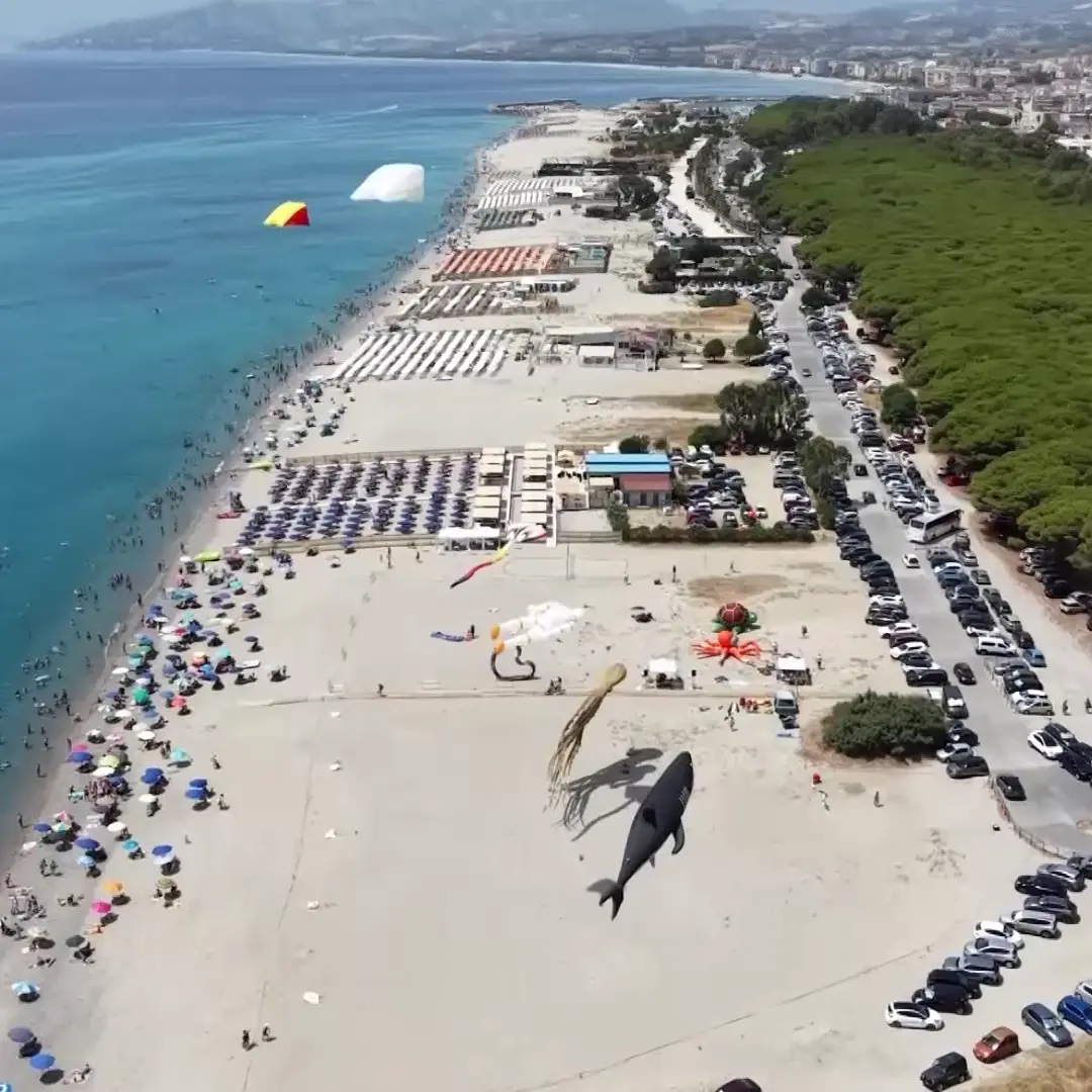 Catanzaro vola alto con gli aquiloni del IV Festival: tanti bambini e famiglie nonostante l’afa