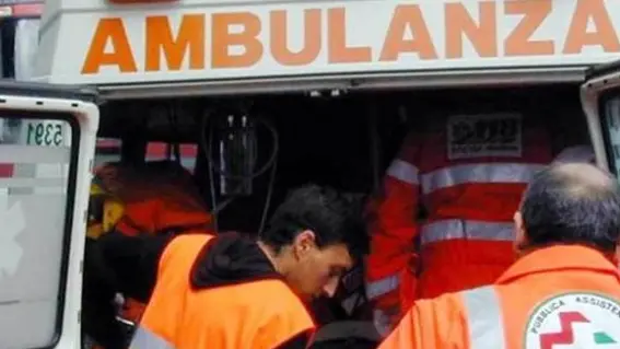 Ha un malore a Roccella, ma l’ambulanza (senza medico) arriva da Taurianova: l’odissea di un paziente\n