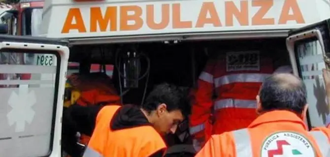 Ha un malore a Roccella, ma l’ambulanza (senza medico) arriva da Taurianova: l’odissea di un paziente\n