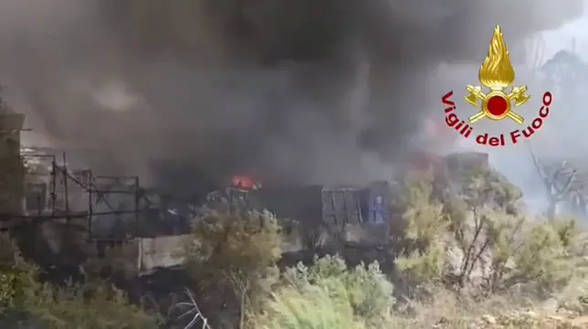 Incendio in un'autodemolizione a Crotone