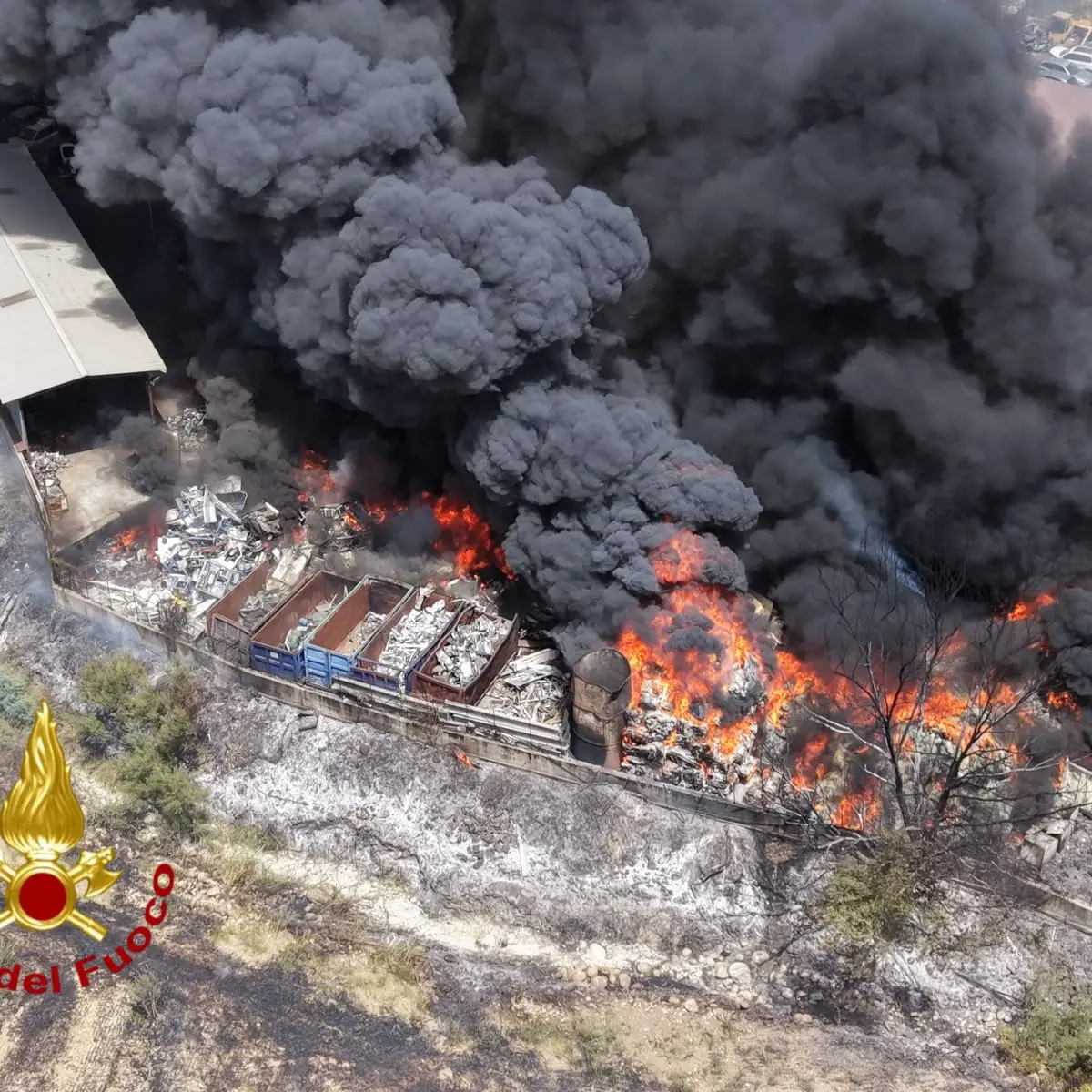 Crotone, vasto incendio in un’autodemolizione: i vigili del fuoco al lavoro da questa mattina per spegnere le fiamme\n