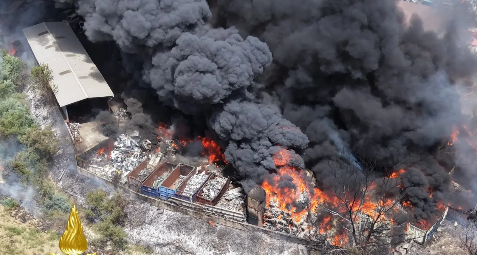 <p>Crotone,<span style=\"color:hsl(0, 75%, 60%);\"> vasto incendio in un’autodemolizione</span>: i vigili del fuoco al lavoro da questa mattina per spegnere le fiamme</p>
