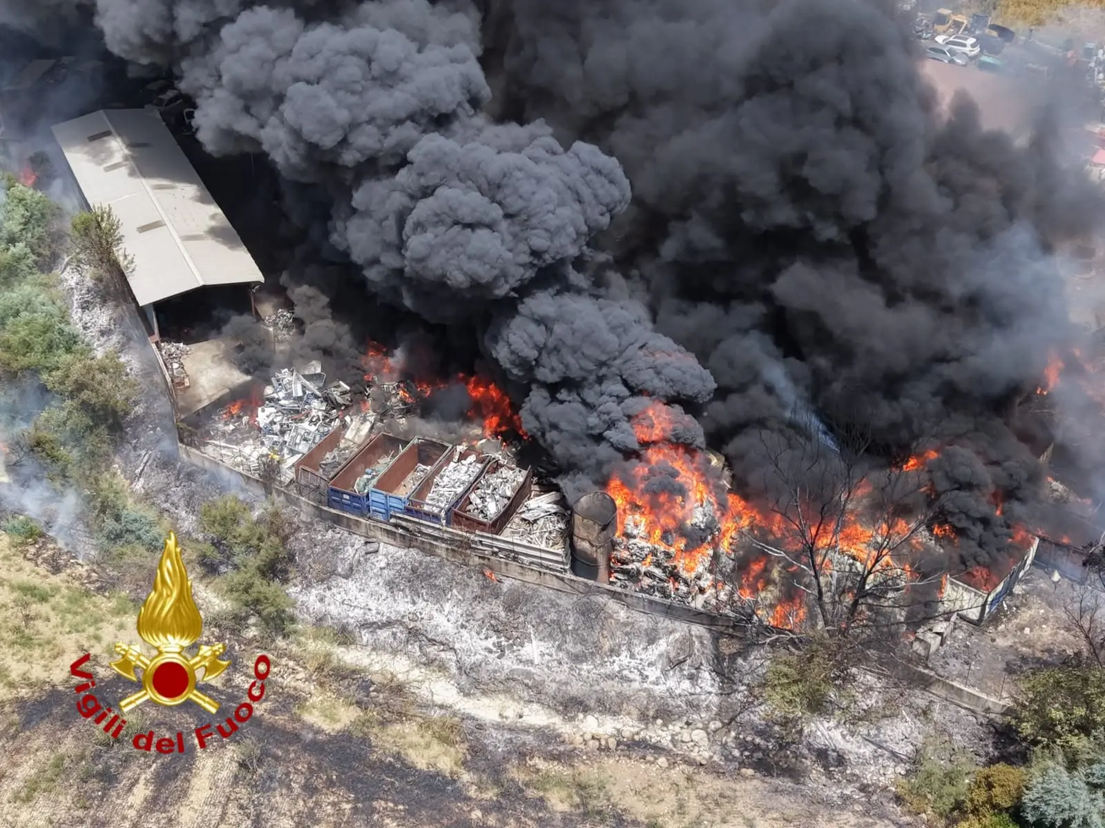 Crotone, vasto incendio in un’autodemolizione: i vigili del fuoco al lavoro da questa mattina per spegnere le fiamme\n