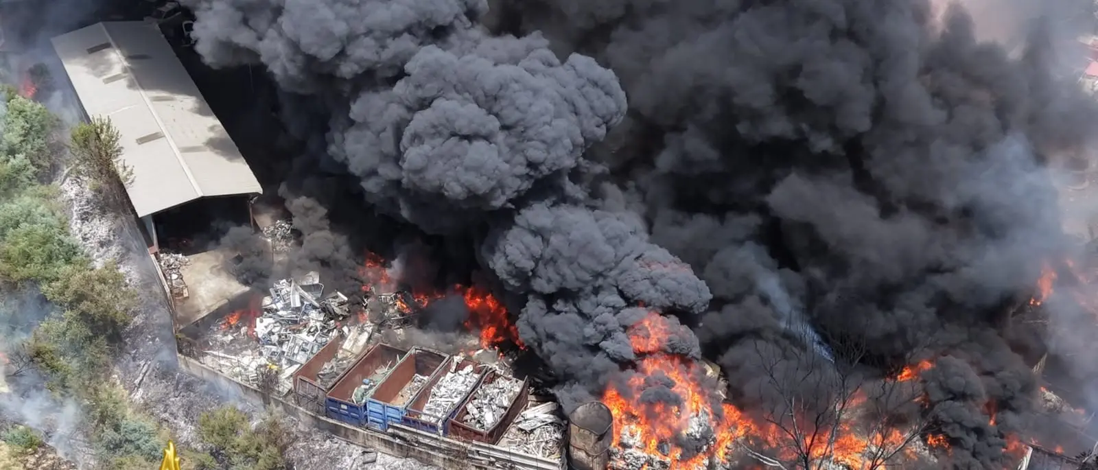 Crotone, vasto incendio in un’autodemolizione: i vigili del fuoco al lavoro da questa mattina per spegnere le fiamme\n