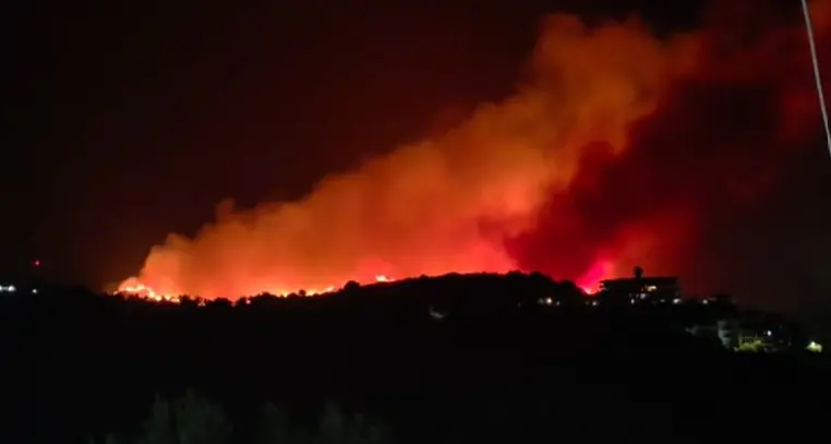 Calabria, inferno di fuoco: incendi da Squillace al Pollino, evacuazioni, case minacciate e Canadair in azione\n