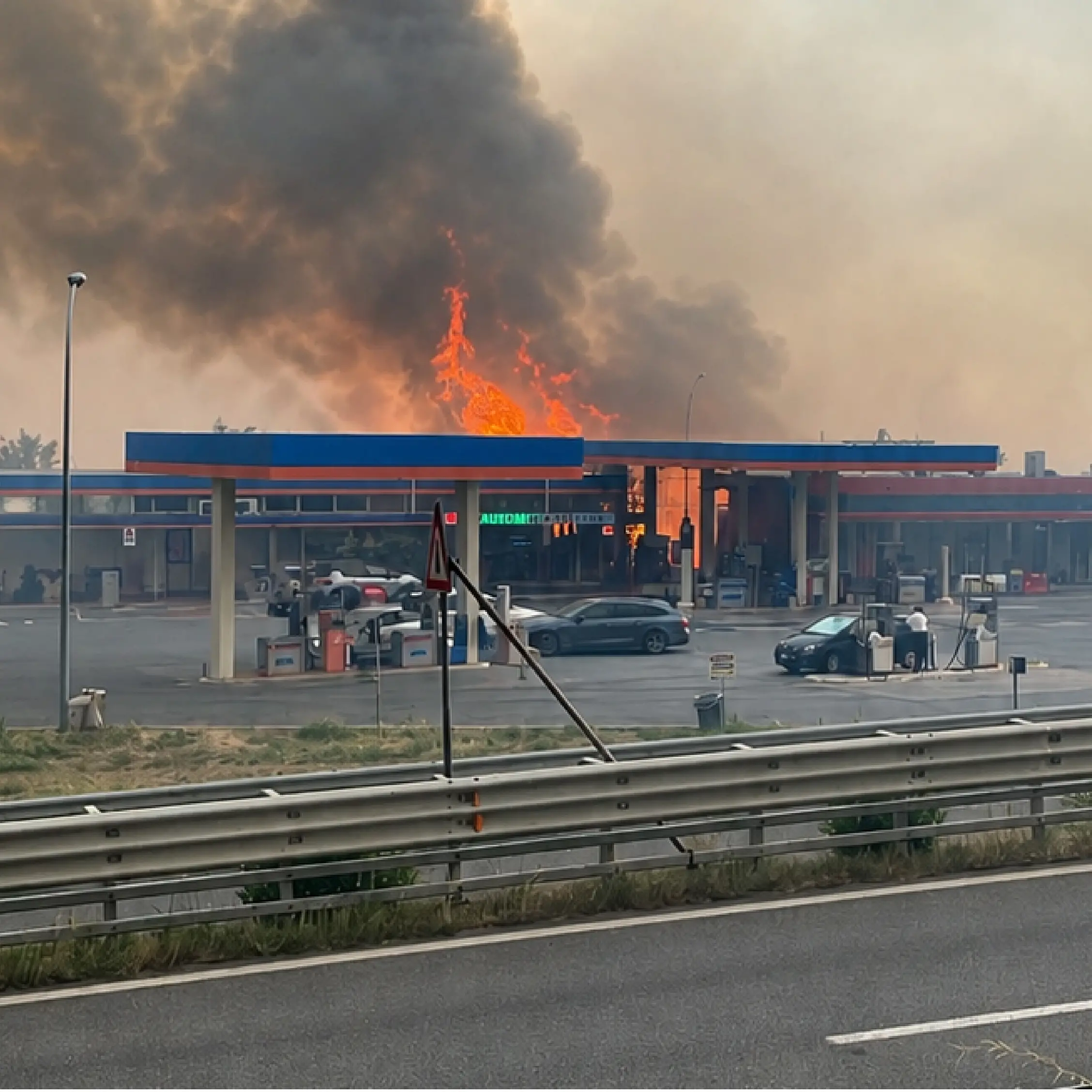 Inferno sul\u00A0Pollino: autostrada bloccata, fumi tossici e fiamme minacciano i centri abitati\n