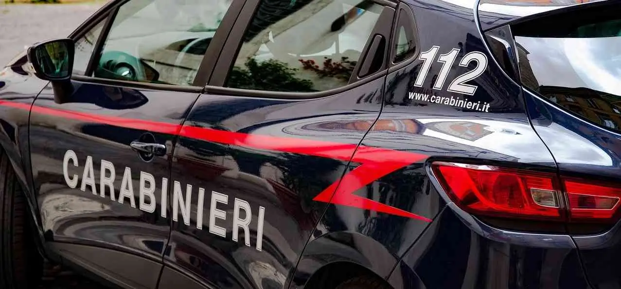 <p>Corigliano Rossano, detenuto ai domiciliari accoltella il vicino e scatena il caos nel quartiere: fermato</p>