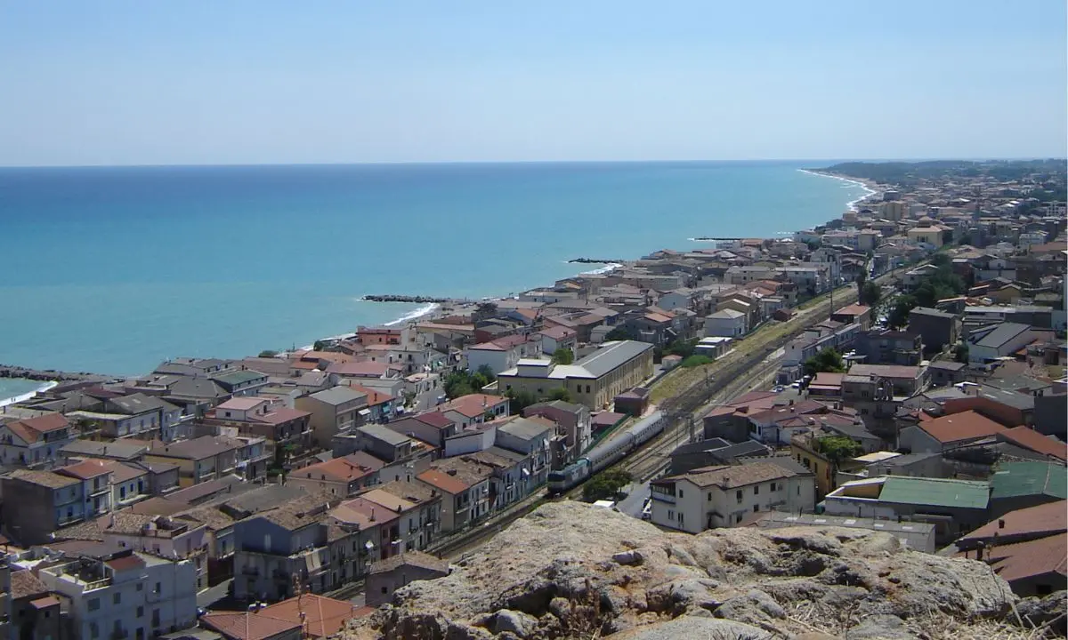Cariati ripensa il rapporto con l’acqua attraverso il progetto dell’architetto Rocco Marsico\n