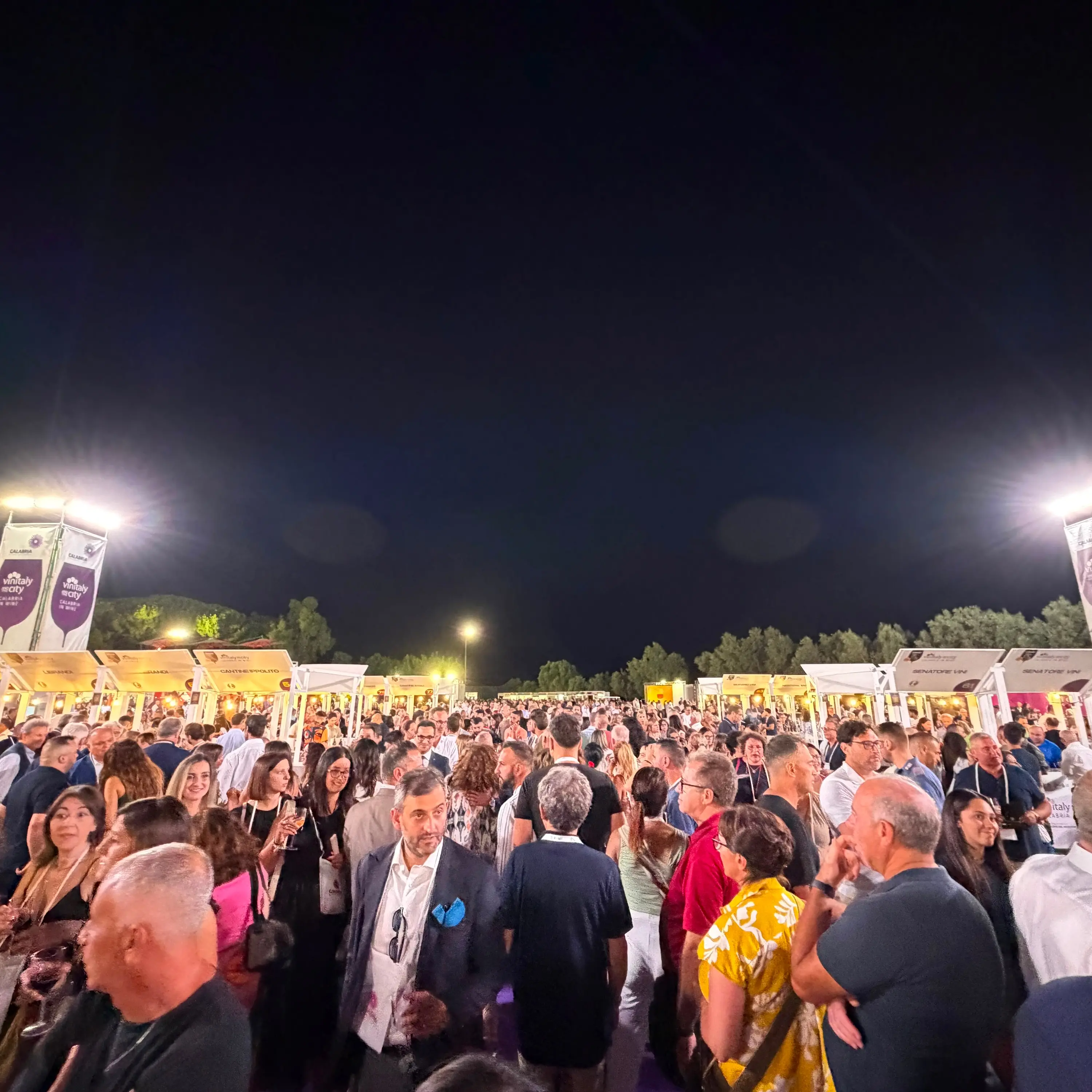 A Sibari ho visto il vino creare emozioni: il viaggio tra calici, volti e storia di Vinitaly and the City\n