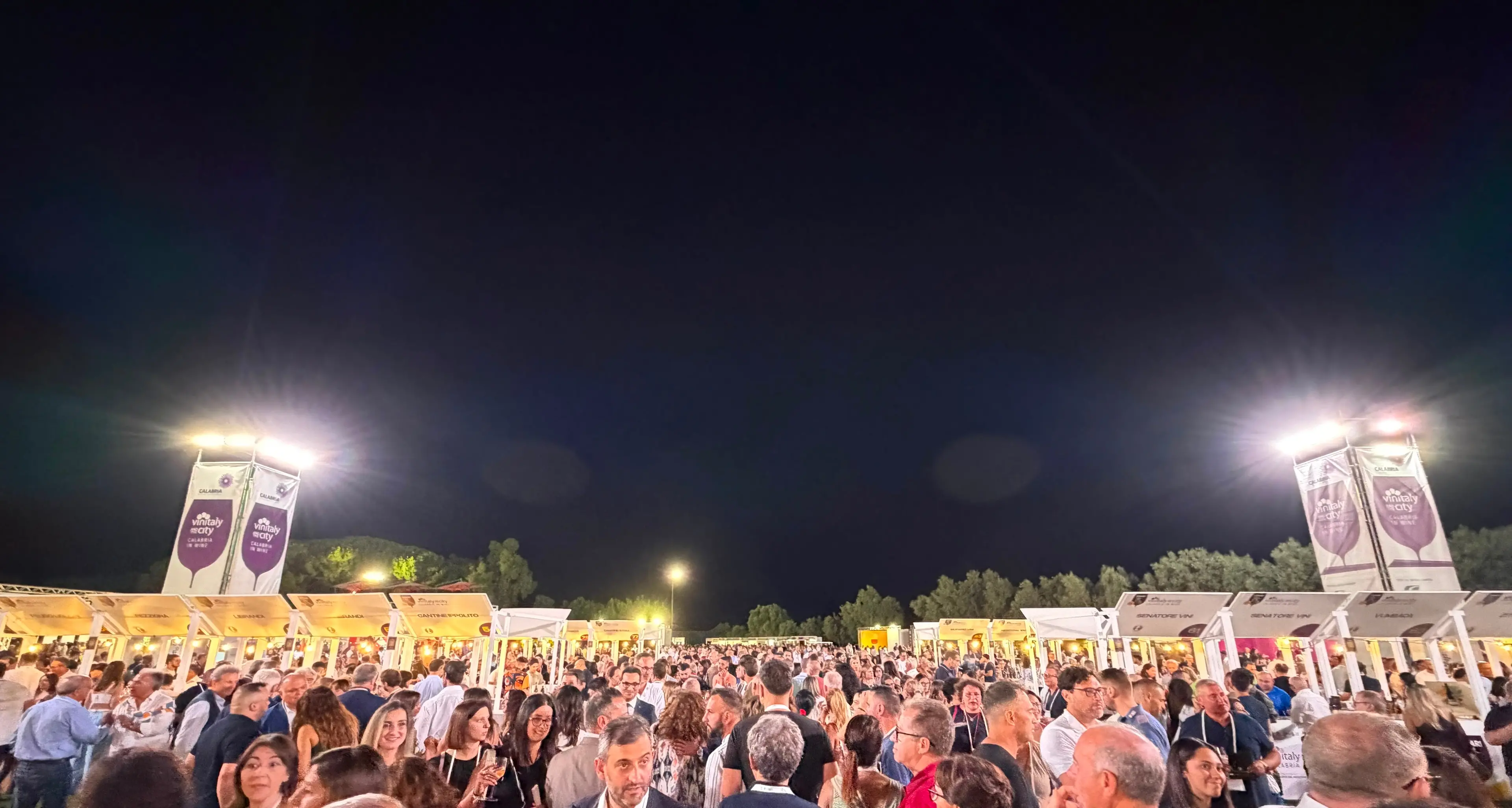 A Sibari ho visto il vino creare emozioni: il viaggio tra calici, volti e storia di Vinitaly and the City\n