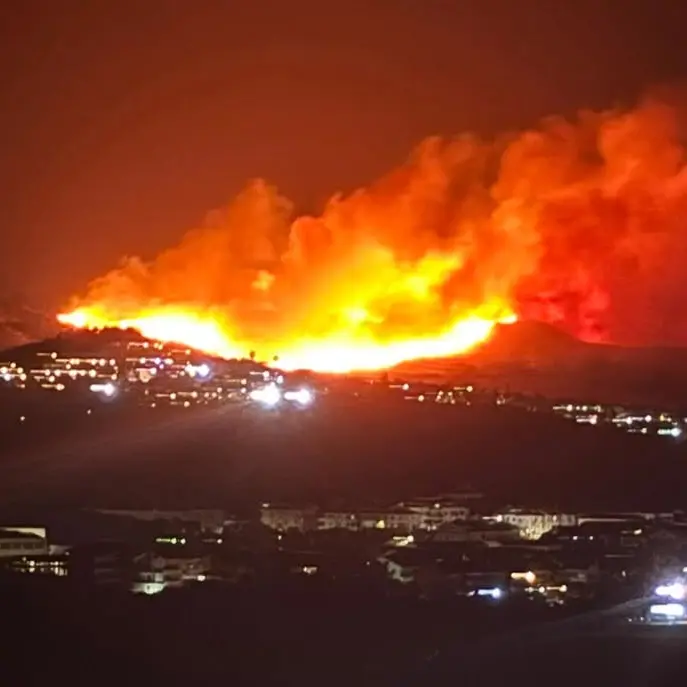 Incendi in Calabria, sul Pollino è battaglia contro il fuoco: santuario a rischio, chiuso il Lao e Canadair in azione\n