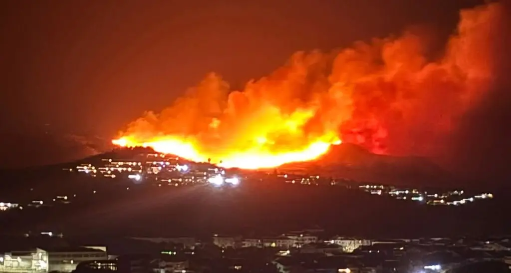 Incendi in Calabria, sul Pollino è battaglia contro il fuoco: santuario a rischio, chiuso il Lao e Canadair in azione\n