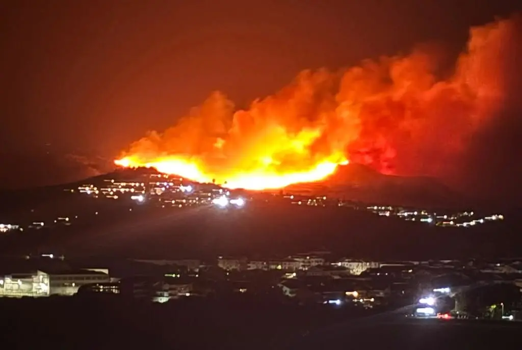 Incendi in Calabria, sul Pollino è battaglia contro il fuoco: santuario a rischio, chiuso il Lao e Canadair in azione\n