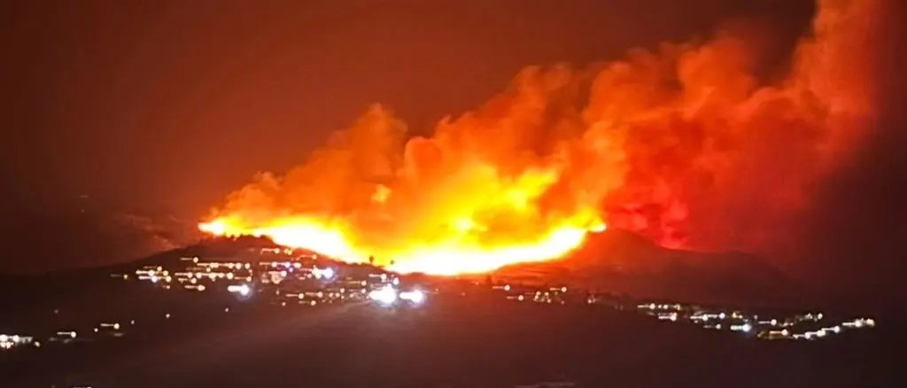 Incendi in Calabria, sul Pollino è battaglia contro il fuoco: santuario a rischio, chiuso il Lao e Canadair in azione\n