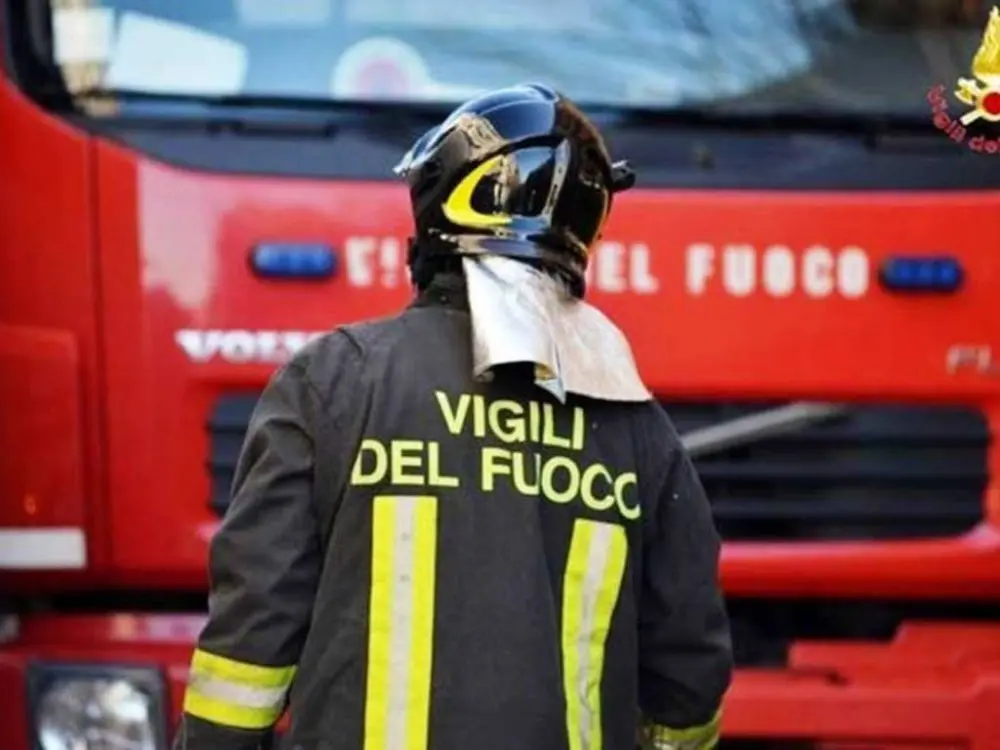 Incendio vicino ai binari, sospesa la circolazione ferroviaria tra Rosarno e Mileto\n
