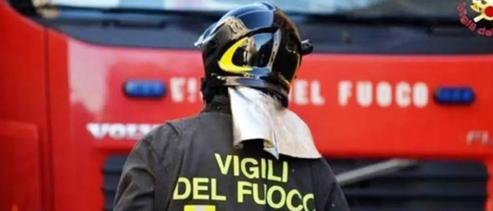 Incendio vicino ai binari, sospesa la circolazione ferroviaria tra Rosarno e Mileto\n