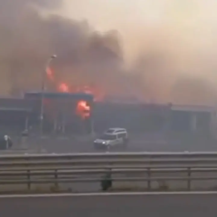 <p>Sfiorata la tragedia nel Pollino: le fiamme nell’area di rifornimento in autostrada a Frascineto | VIDEO</p>