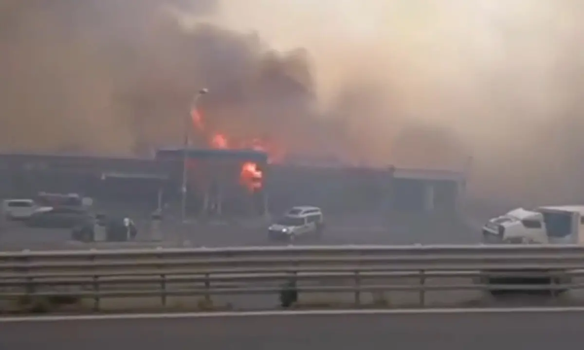 Frascineto, sfiorata la tragedia in autostrada: le fiamme erano arrivate all’area di rifornimento | VIDEO