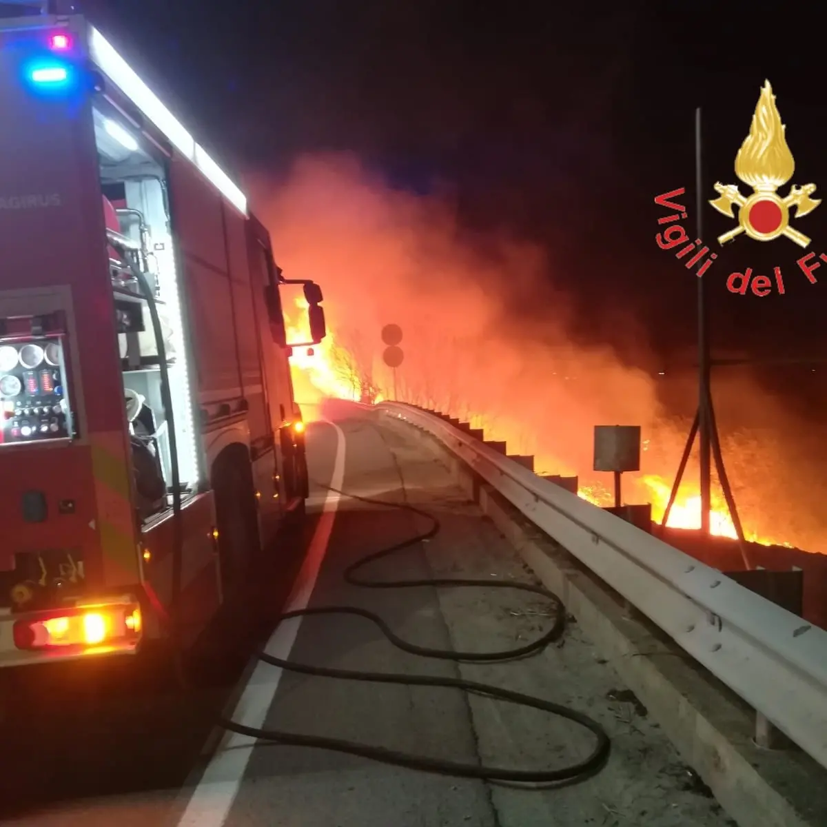 Calabria nella morsa degli incendi: oltre 200 interventi dei Vigili del Fuoco in appena 36 ore\n