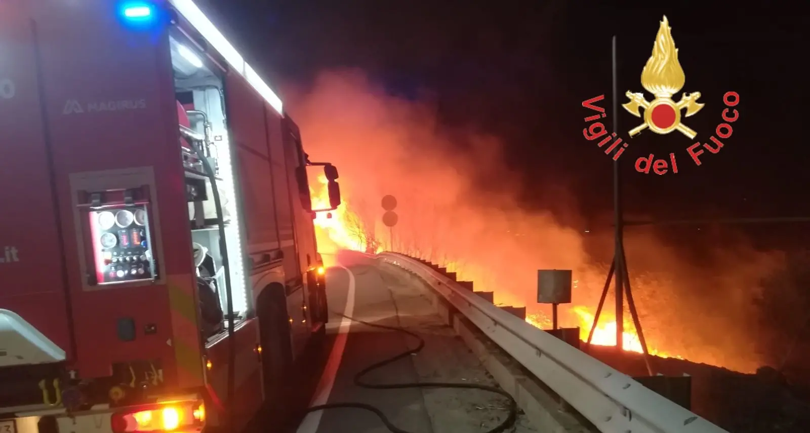 Calabria nella morsa degli incendi: oltre 200 interventi dei Vigili del Fuoco in appena 36 ore\n