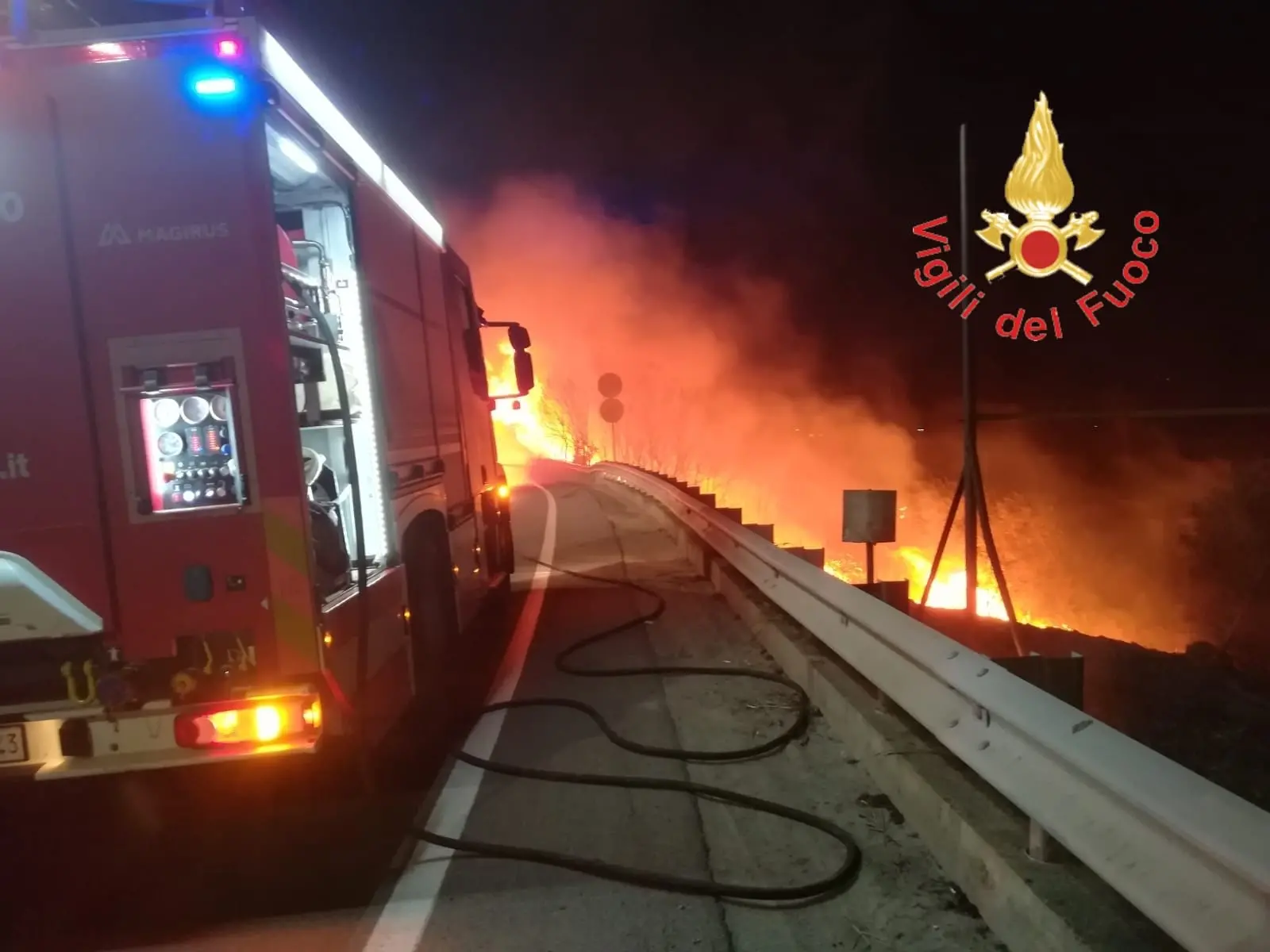 Calabria nella morsa degli incendi: oltre 200 interventi dei Vigili del Fuoco in appena 36 ore\n