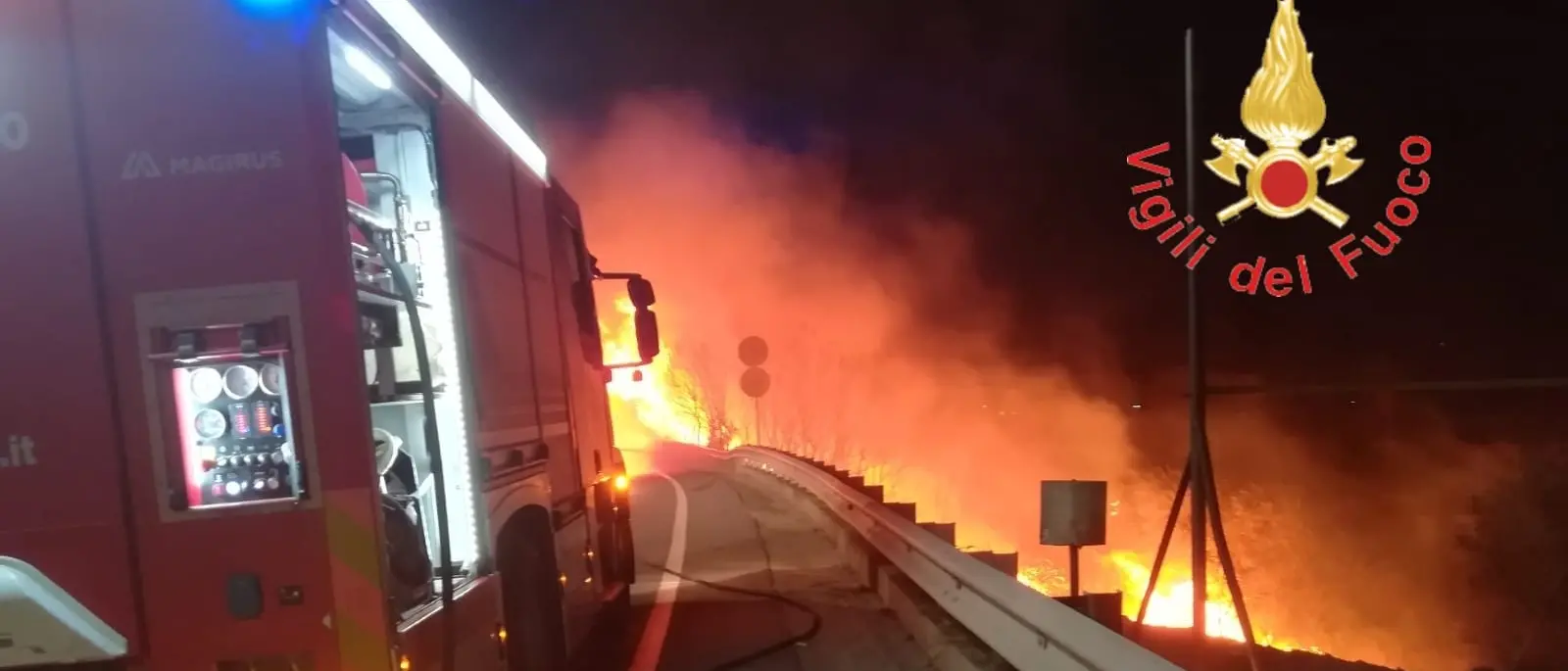 Calabria nella morsa degli incendi: oltre 200 interventi dei Vigili del Fuoco in appena 36 ore\n