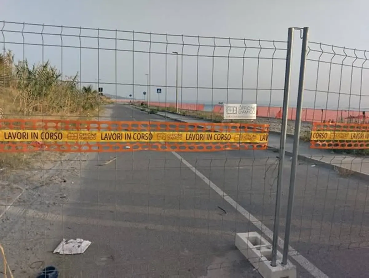 Parco Lineare Sud lato Sud, un residente:\u00A0«Strada sbarrata con porzione di spiaggia recintata ma nessuno ci lavora»\n