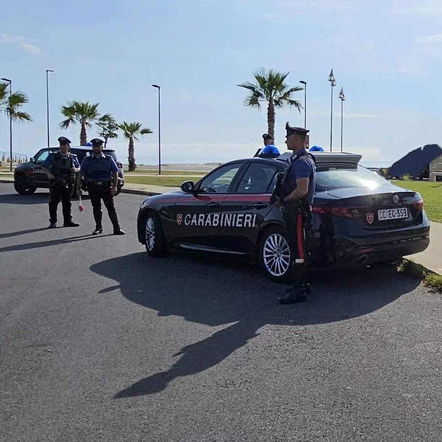 Col figlio minore a bordo (entrambi senza casco) fugge su moto radiata e con patente scaduta: bloccato davanti casa