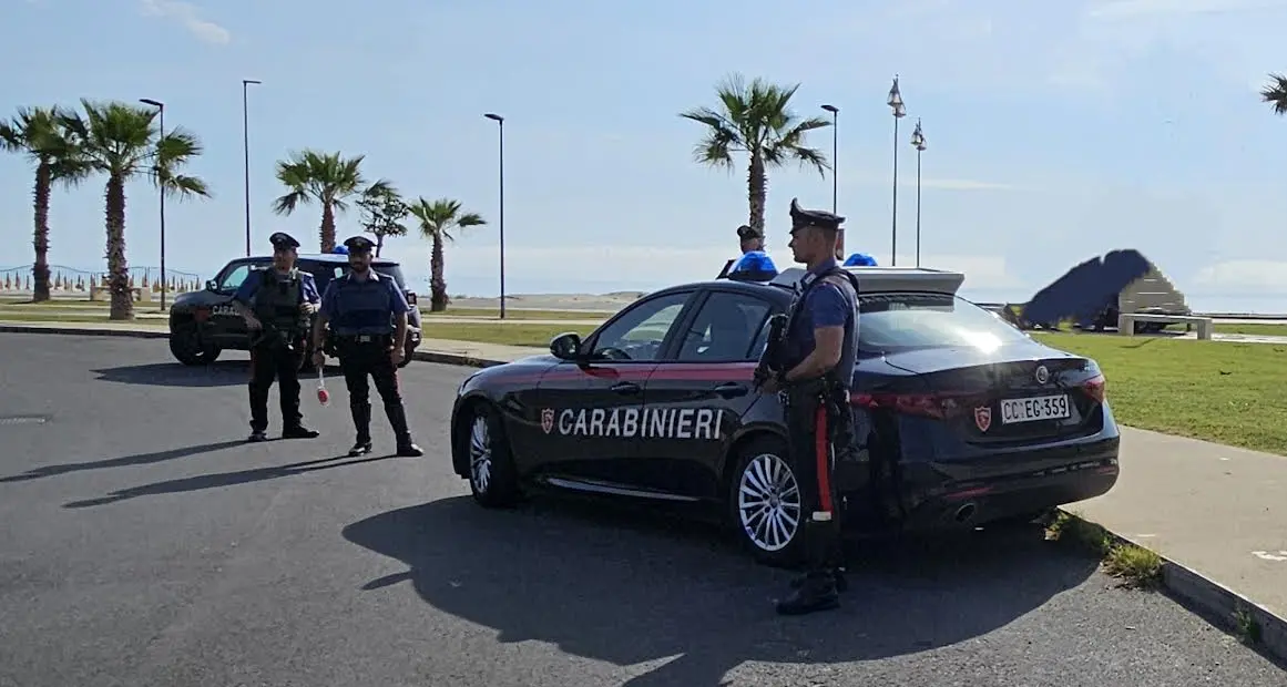 Col figlio minore a bordo (entrambi senza casco) fugge su moto radiata e con patente scaduta: bloccato davanti casa