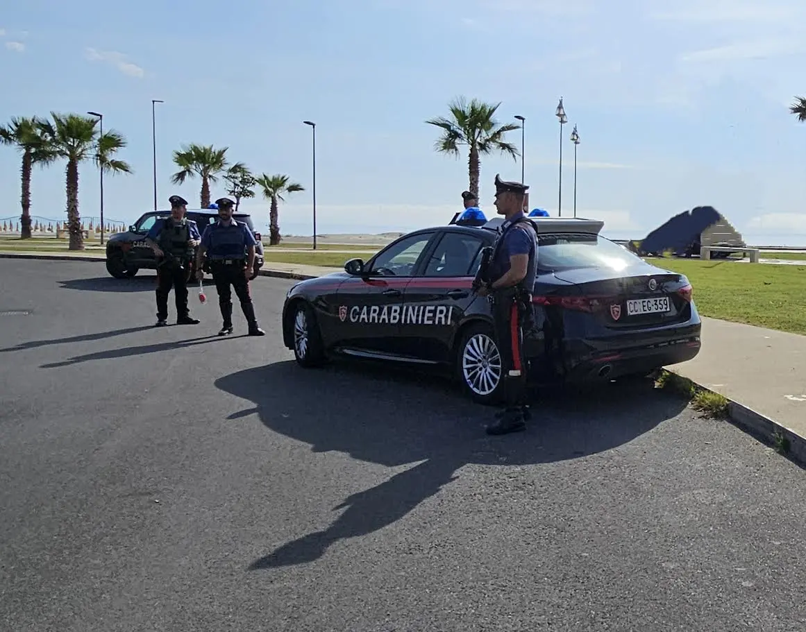 Col figlio minore a bordo (entrambi senza casco) fugge su moto radiata e con patente scaduta: bloccato davanti casa