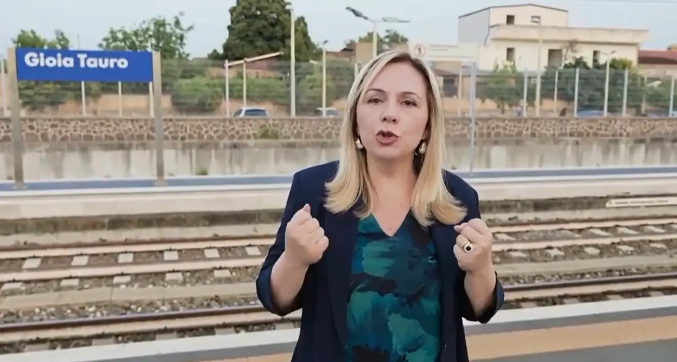 Gioia Tauro, l’auto danneggiata di Sergio Gaglianese e la risposta delle istituzioni.\u00A0Scarcella:\u00A0«La legalità non si intimidisce»\n