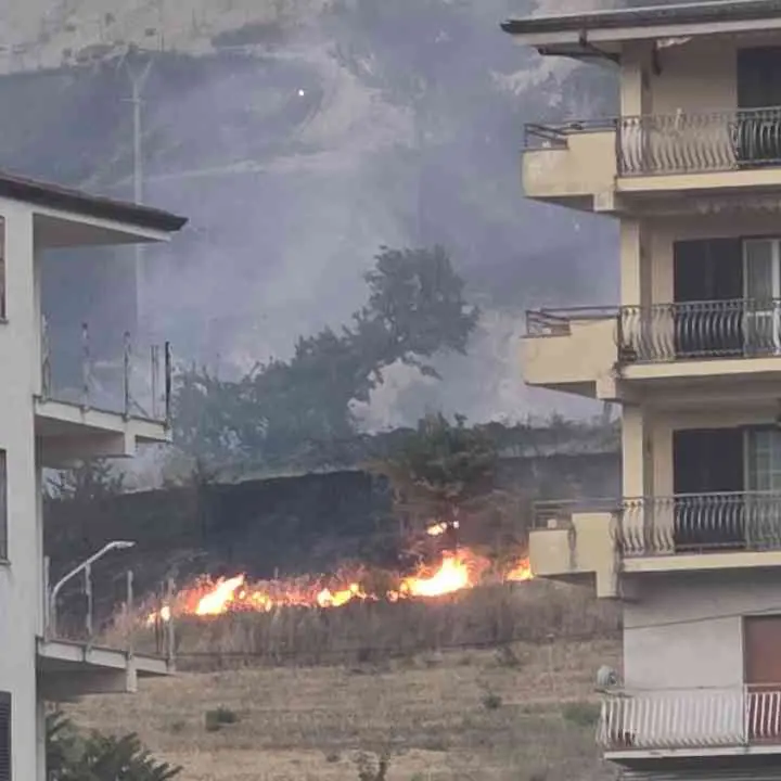A Cassano il fuoco non si arrende, i vigili del fuoco al lavoro da ieri. Il sindaco Iacobini: «Siamo ancora in guerra»\n